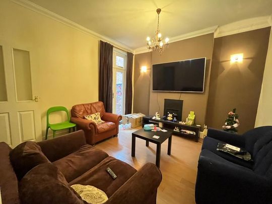 4 bedroom end of terrace house to rent - Photo 1