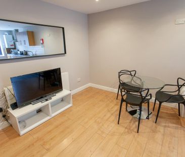 3 bedroom flat to rent - Photo 4