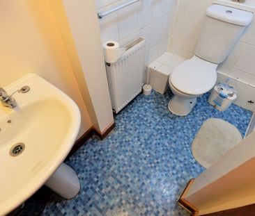 1 bedroom Flat in Cardigan Road, Leeds - Photo 2