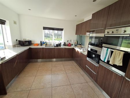 2 bed apartment to rent in Royal Connaught Drive, Bushey, WD23 - Photo 5