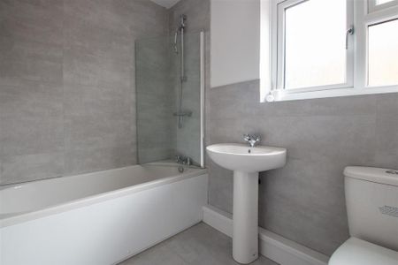 4 bedroom semi-detached bungalow to rent - Photo 3