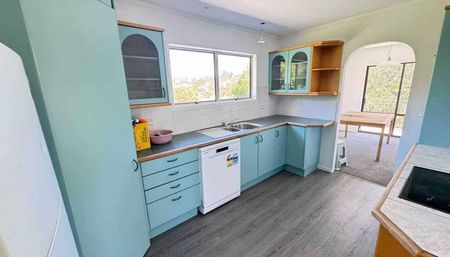 Charming 4BR Home in Browns Bay - Photo 4