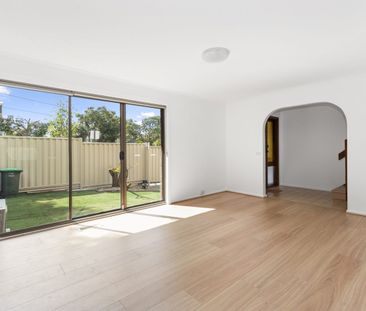 Fully refurbished unit in central location! - Photo 1