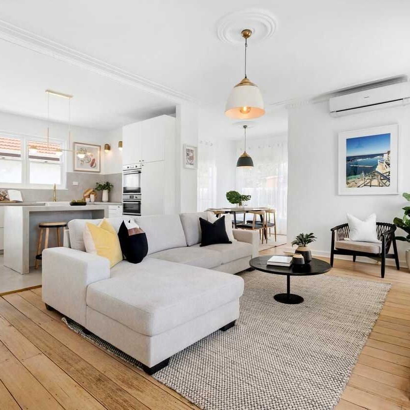 RENOVATED SPACIOUS 2/3 BEDROOM HOME - Photo 1