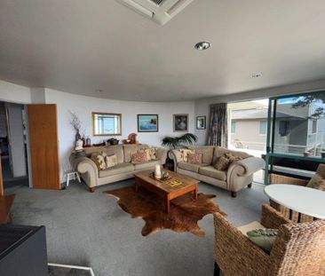 Fully Furnished Beach Front Treat - Mt Maunganui - Photo 5