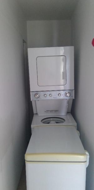 🏡 Magnifique 4½ rénové et meublé à louer – Montréal-Est, à deux pas du fleuve 📍 : 53A avenue Dubé, Montréal-Est (QC) H1B 4W8 💰 Loyer : 2 000 - Photo 1