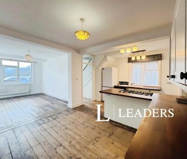 4 bedroom semi-detached house to rent - Photo 5