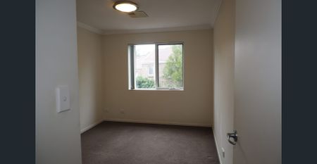 Two-bedroom Townhouse, 5-minute Walk to Epping Station - Photo 4