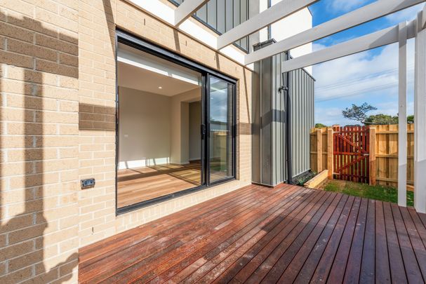 Brand New Luxury Townhouses in Prime Location! - Photo 1