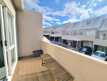 Contemporary Living and Urban Style - Photo 3