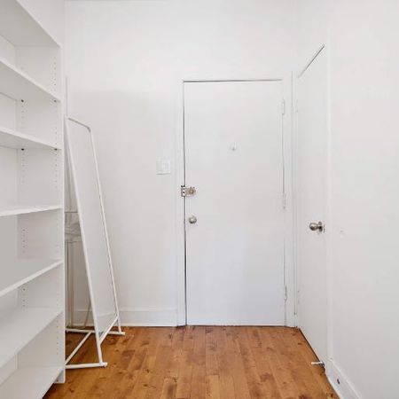 GHETTO MCGILL- 4 ½ RÉNOVÉ & MEUBLÉ – 2 CHAMBRES FERMÉES - Photo 3