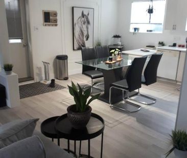 Très grand logement dans maison privée, chauffé, éclairé, stationne... - Photo 2