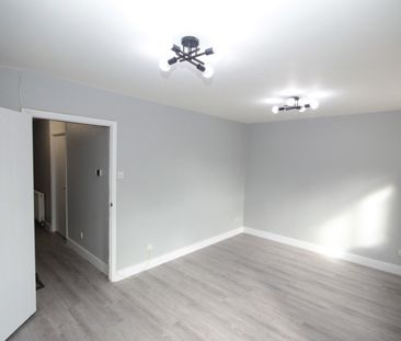 3 Bed Terraced House, Prospect Vale, SE18 - Photo 2