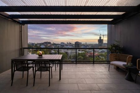 Inner-City Sub-Penthouse with Sweeping District Views - Photo 2