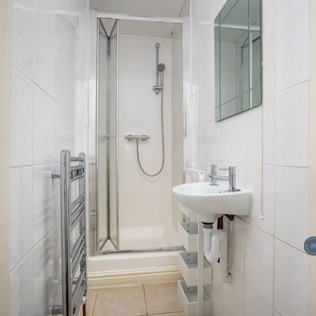 1 bedroom in a house share to rent - Photo 4