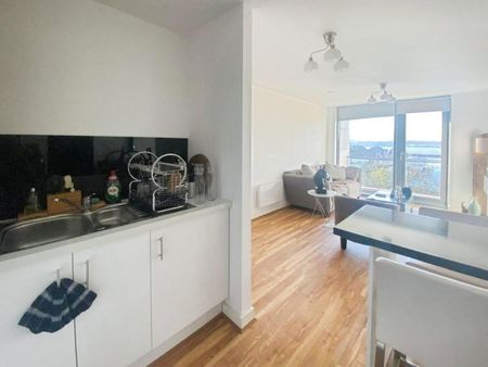 2 bedroom Flat To Let - Photo 3