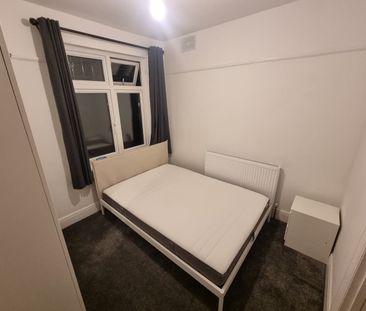 Room in a Shared House, Conygre Road, BS34 - Photo 3