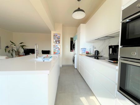 Prachtig vernieuwd appartement met terrasje op enkele stappen van het St-Pietersstation - Photo 4