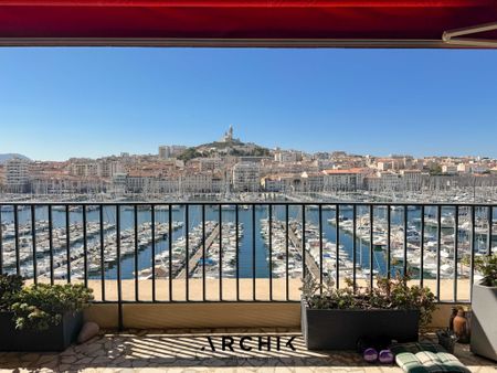 Architecture des années 50, cet immeuble classé du grand architecte de la reconstruction Fernand Pouillon, accueille en son 5ème et dernier étage avec ascenseur un appartement traversant de 114 m2 offrant depuis sa superbe terrasse de 23 m2 une vue panoramique sur le Vieux-Port et Notre-Dame de la Garde. - Photo 2
