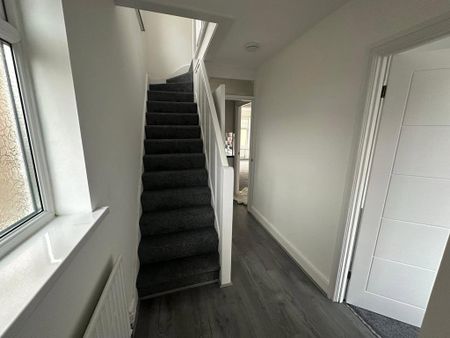 4 bedroom semi-detached house to rent - Photo 4