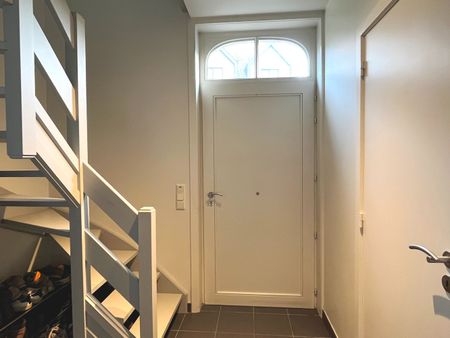 Charmante instapklare trapgevelwoning (HOB) met mooie tuin gelegen in een verkeersarme en residentiële omgeving op wandelafstand van het centrum en het station van De Pinte. - Photo 5