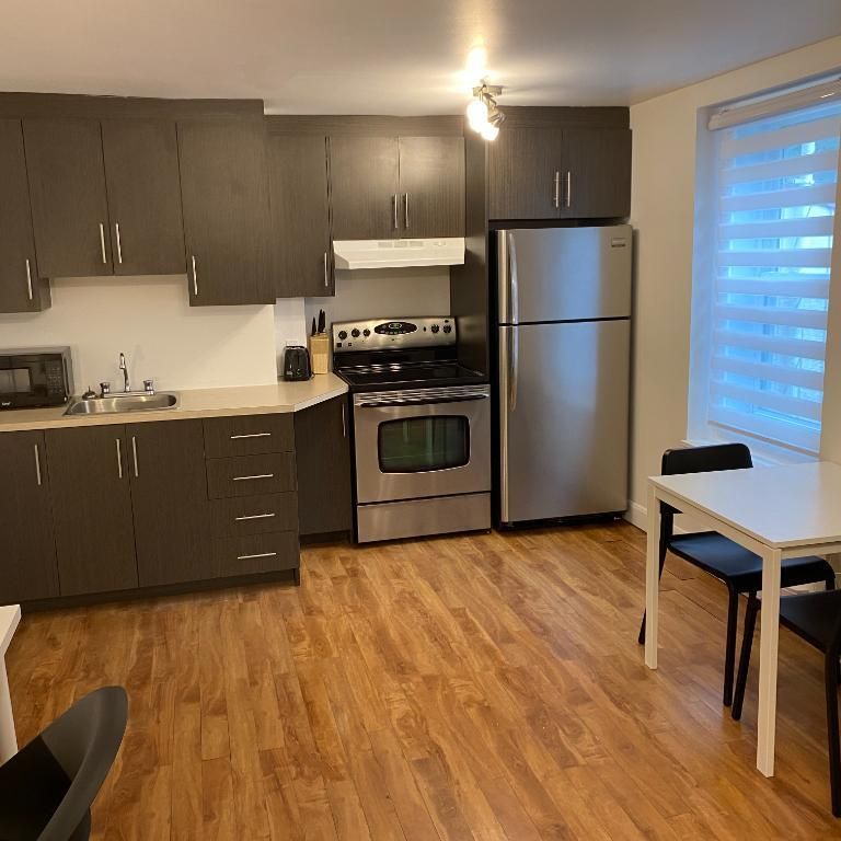 Super Studio loué tout compris, meublé et équipé au centre ville - Photo 1