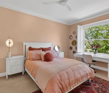 FULLY FURNISHED GRAND ART-DECO BEAUTY - Photo 5