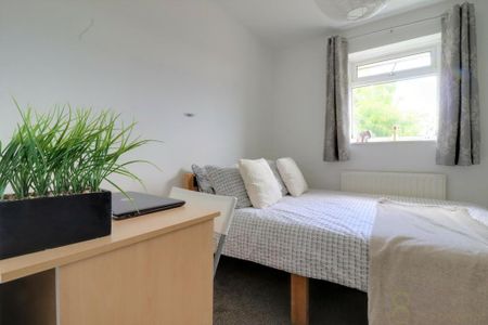 4 bedroom end of terrace house to rent - Photo 2