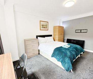 NOW in Hyde Park// 10 mins walk to Mayfair!!! - Photo 3