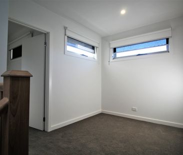 THREE BEDROOM TOWNHOUSE IN SOUGHT AFTER LOCATION! - Photo 1