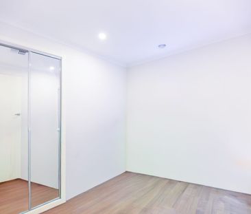 For Rent | Modern 4-bedroom home with open-plan living, stylish kit... - Photo 5