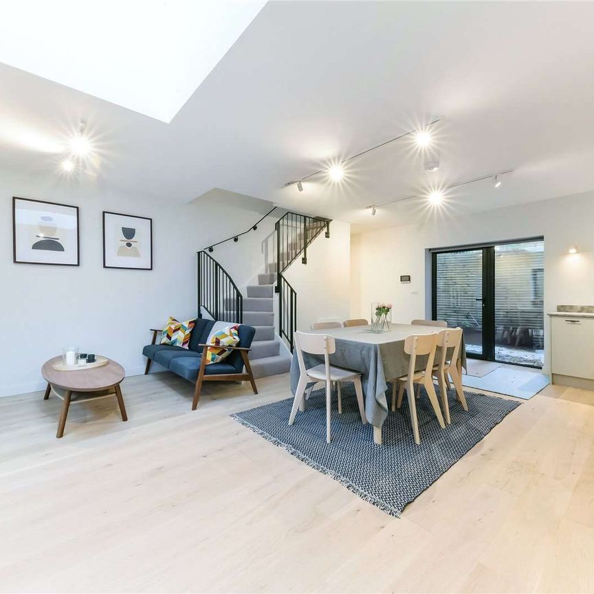 Superbly presented 3 bedroom house to rent boasting private terrace and set over 2 floors. - Photo 1