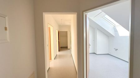 Lichtdurchflutet Dachgeschosswohnung mit 2 Schlafzimmer und Loggia in Schlüßlberg - Photo 3