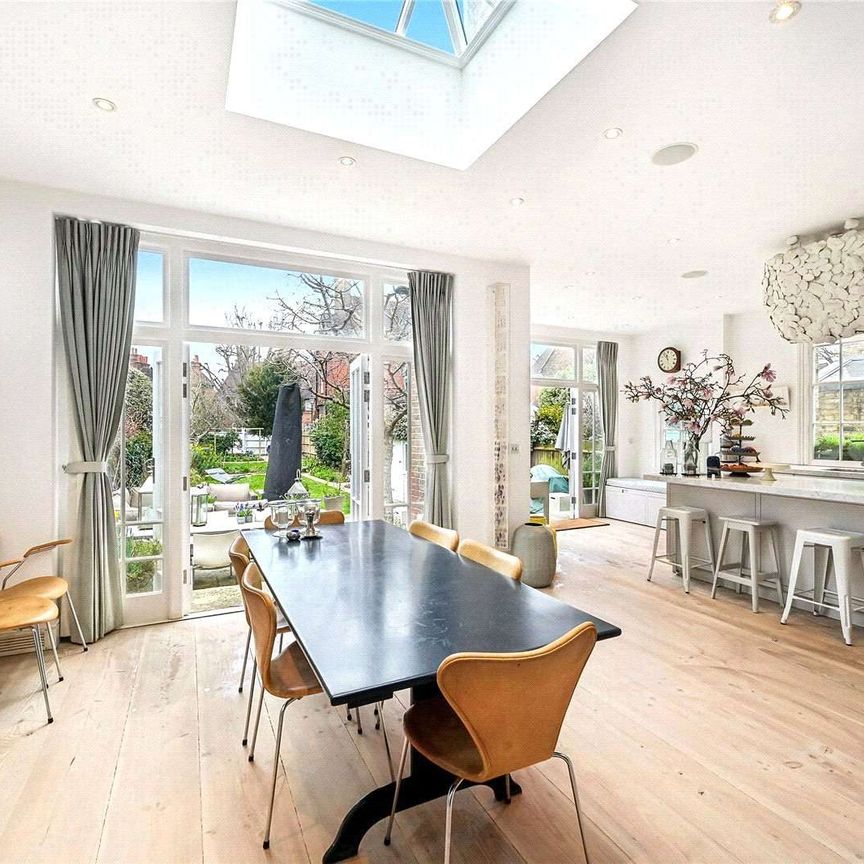 A stunning five bedroom semi detached house in the sought after Bedford Park area of Chiswick. Available for Short let. - Photo 1