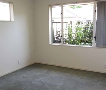 Rear Sunny 3 bedroom Townhouse - Photo 2