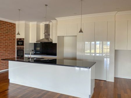 HILLVUE - FULLY FURNISHED Townhouse In Boutique Location - Photo 5