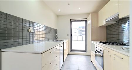 STUNNING 2 BEDROOM APARTMENT IN EXCELLENT LOCATION! - Photo 4