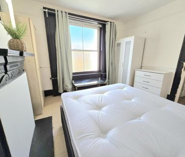 1 bedroom in a flat share to rent - Photo 3