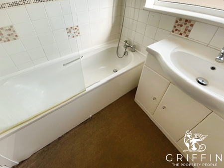 St Marys Lane, Upminster, RM14 - Photo 2
