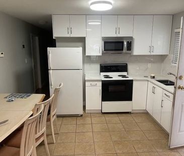 Newly renovated 1 bedroom & 1 bathroom Ground Level suite - Photo 1