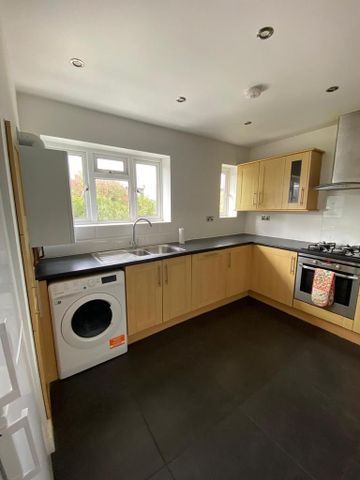 1 bedroom in a flat share to rent - Photo 3