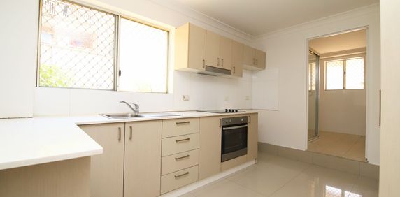 Neat & Tidy Ground Floor Unit - Photo 2