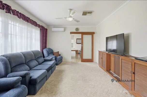 “Relaxed Living in the Heart of Parafield Gardens! 🌿” - Photo 1