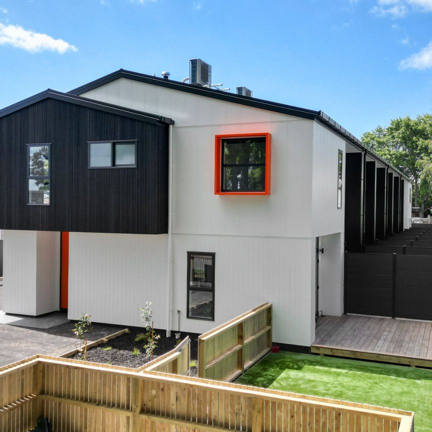 Discover modern living at its finest with this brand-new, architecturally designed townhouse at 18 Stanley Street, Hamilton. - Photo 1