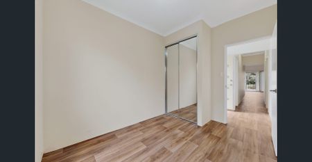 Charming Three Bedroom Cottage - Photo 3