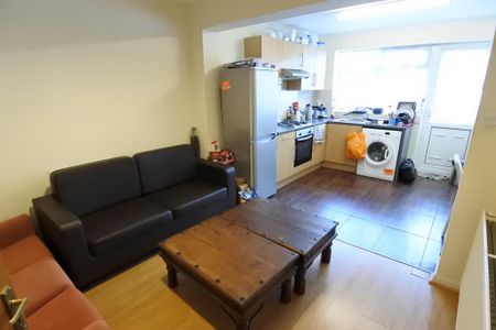 1 bedroom in a house share to rent - Photo 2