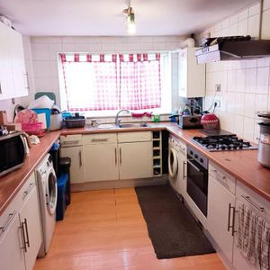 1 bedroom in a house share to rent - Photo 3