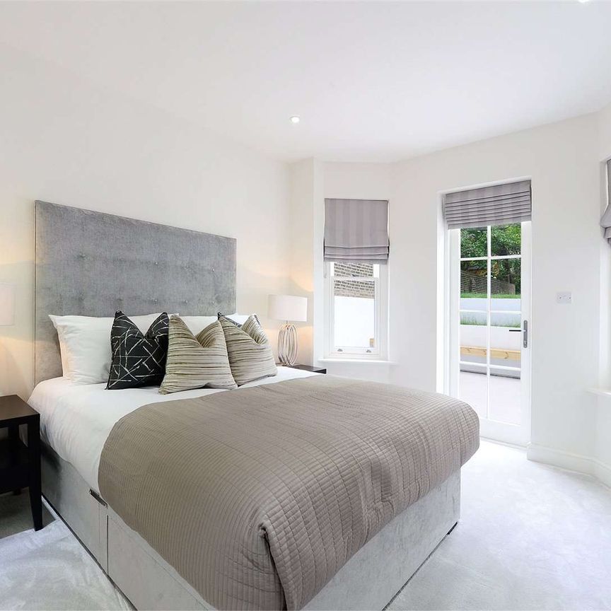 Newly refurbished, four double bedroom ground and lower ground floor apartment on Lexham Gardens. - Photo 1