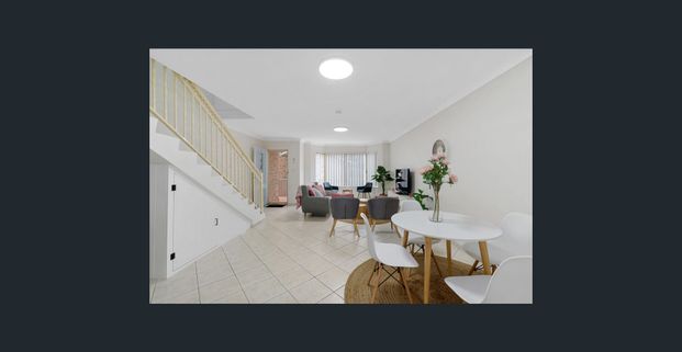 Spacious townhouse with double lock up garage and modern interiors - Photo 1