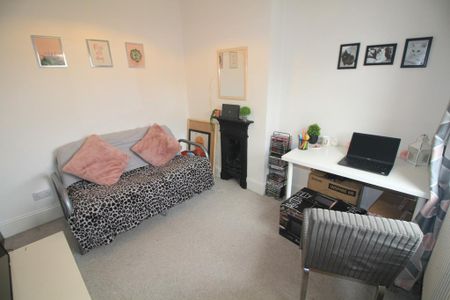 3 bedroom flat to rent - Photo 2